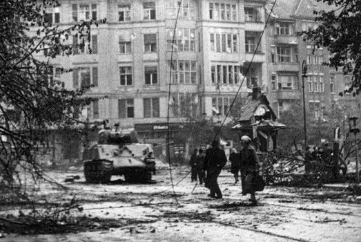 Sherman tank in Duitse dienst - Berlijn, 1945 - fotoprint - 0