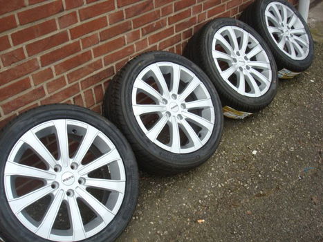 17 inch Momo velgen en banden steek 5x108 - 2