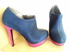 Nieuwe donkerblauwe lederlook plateaupumps met roze velourse afwerking mt. 36