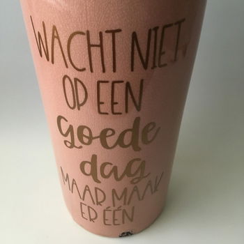 Vaas (oud roze) met quote Wacht niet op een goede dag.... - 2