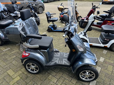 Rijbewijs vrije scootmobielen zonder helm en € 50,- per jaar te verzekeren bij oa. de ANWB - 7