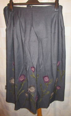 Aparte grijze rok met bloemborduursels, maat 42/44 A32