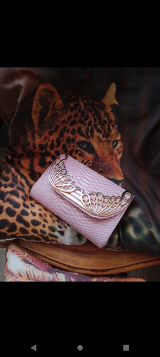 Clutch, lilaroze met goudkleur ornament