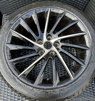 Set vier 17 inch bijna nieuwe Pirellie banden + velgen - 1