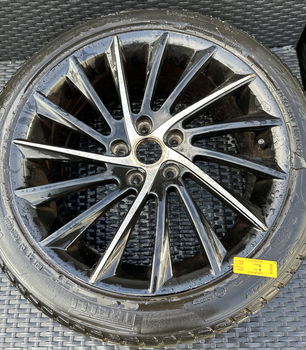 Set vier 17 inch bijna nieuwe Pirellie banden + velgen - 2