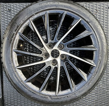 Set vier 17 inch bijna nieuwe Pirellie banden + velgen - 3
