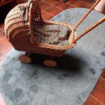Rieten poppenwagen , voor de kleine poppenmoeder - compleet , met matras en dekentje - 0