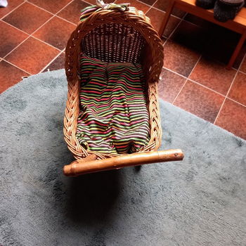 Rieten poppenwagen , voor de kleine poppenmoeder - compleet , met matras en dekentje - 1