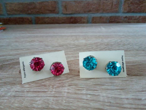 Trendy, schitterende oorbellen-stekers in blauw of rood - 0