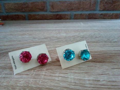 Trendy, schitterende oorbellen-stekers in blauw of rood - 1