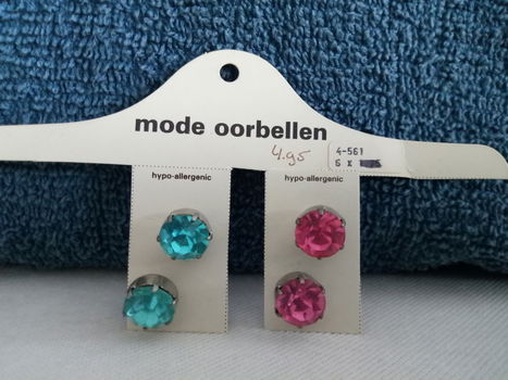 Trendy, schitterende oorbellen-stekers in blauw of rood - 2