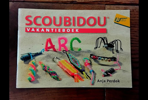 Scoubidou vakantieboek - kleurige draadjes knopen - 0