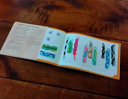 Scoubidou vakantieboek - kleurige draadjes knopen - 4