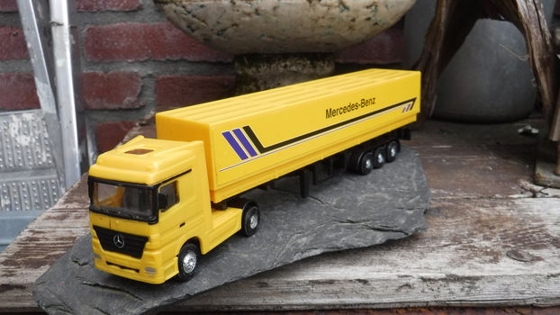 Schaalmodel mercedes actros - 1