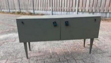 Oude vintage houten lage kast