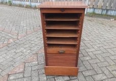 Antieke oude houten roldeurkast
