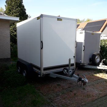 gesloten aanhangwagen geremd - 0