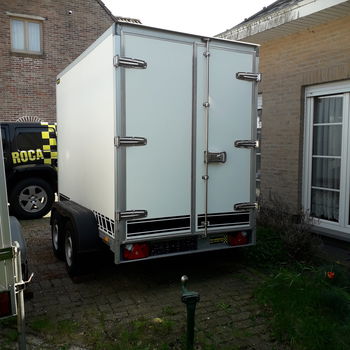 gesloten aanhangwagen geremd - 3