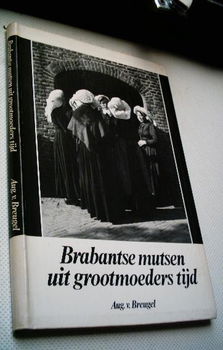 Brabantse mutsen uit grootmoeders tijd. - 0