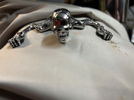Skull /skelet voor koplamp of spatbord (+-10 cm x 7cm) voor ronding koplamp van 18cm tot 21cm - 4