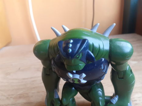 Ben 10 humungousaur figuur - 1