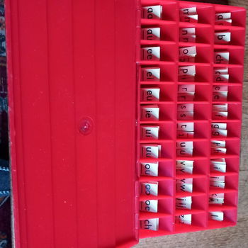 letterdoos, - . Met deze letterdoos leren kinderen spelenderwijs letters, woordjes en zinnen lezen - 0