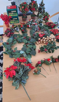 Te koop diverse kersttakken en 8 stenen kleine kandelaars.