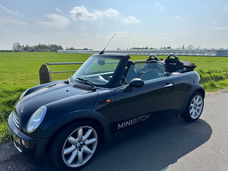 Mooie zwarte Mini One Cabrio