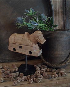 12384 NP Nandi koe op standaard