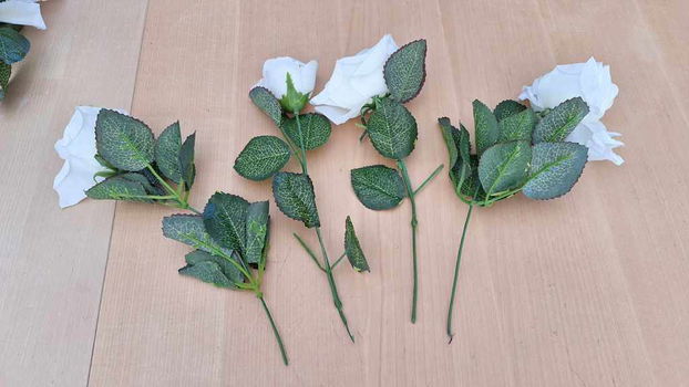 Te koop een bos met witte kunstrozen (met 11 bloemen). - 0