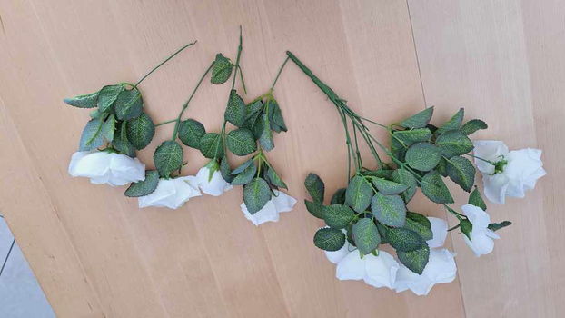 Te koop een bos met witte kunstrozen (met 11 bloemen). - 1