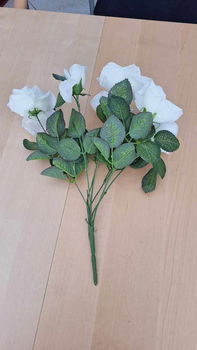Te koop een bos met witte kunstrozen (met 11 bloemen). - 2