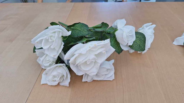 Te koop een bos met witte kunstrozen (met 11 bloemen). - 3
