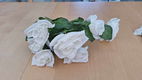 Te koop een bos met witte kunstrozen (met 11 bloemen). - 3 - Thumbnail