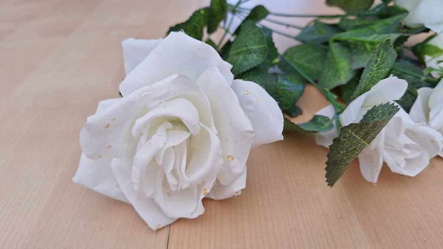Te koop een bos met witte kunstrozen (met 11 bloemen). - 6