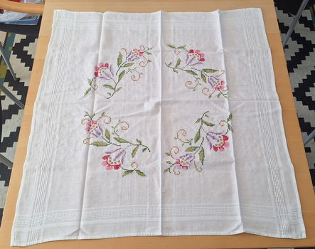 Te koop een hand geborduurd tafelkleedje van 80 cm x 77 cm. - 0