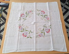 Te koop een hand geborduurd tafelkleedje van 80 cm x 77 cm.