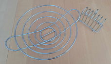 Te koop grote metalen fruitschaal en metalen toasthouder.