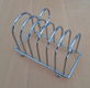 Te koop grote metalen fruitschaal en metalen toasthouder. - 2 - Thumbnail