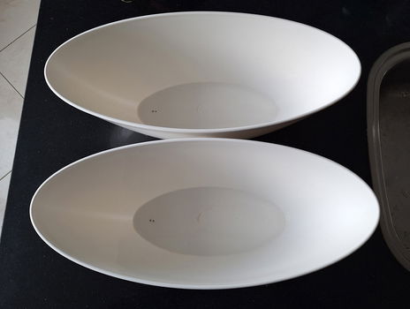Te koop twee witte ovalen kunststof plantenbakken van Elho. - 2