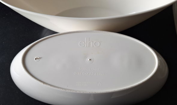 Te koop twee witte ovalen kunststof plantenbakken van Elho. - 4
