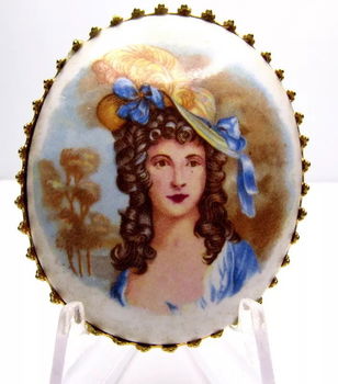 Porseleinen broche met romantische afbeelding - 0