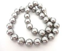 Ketting met grote zilvergrijze glasparels