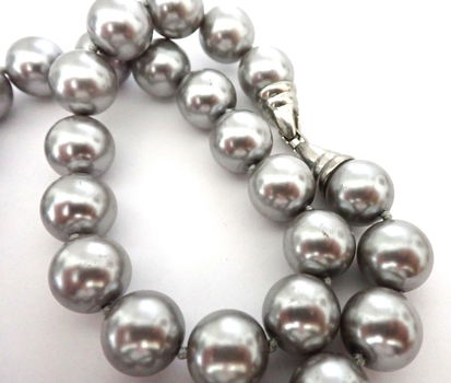Ketting met grote zilvergrijze glasparels - 2