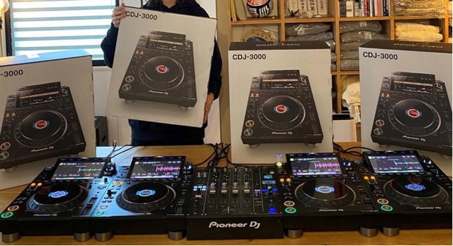 Te Koop DJ SET 2x Pioneer CDJ-3000-W +1 DJM-900NXS2-W, 4x Pioneer CDJ 3000 +1x Pioneer DJM-A9 Mixer - 5