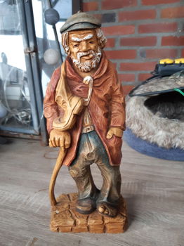 Statuur oude man met schoenen H - 0
