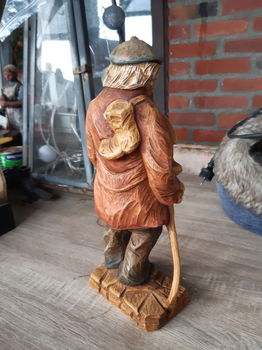 Statuur oude man met schoenen H - 3