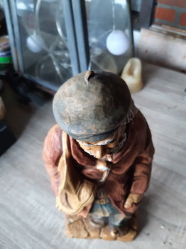 Statuur oude man met schoenen H - 7