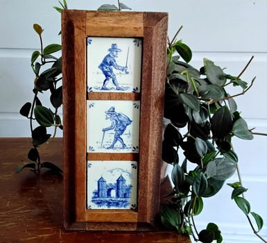 3 Delfts blauwe tegeltjes in eikenhouten lijst- eiken - 0