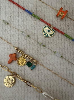 Gouden ketting met bedeltjes kruisje zonnebloem kralen ibiza - 1